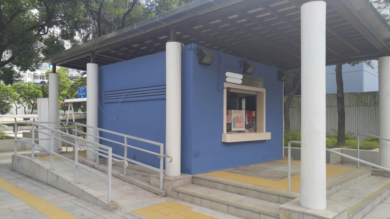 藍色公園小食亭正面，可見售賣窗口、上蓋、台階及周邊通道