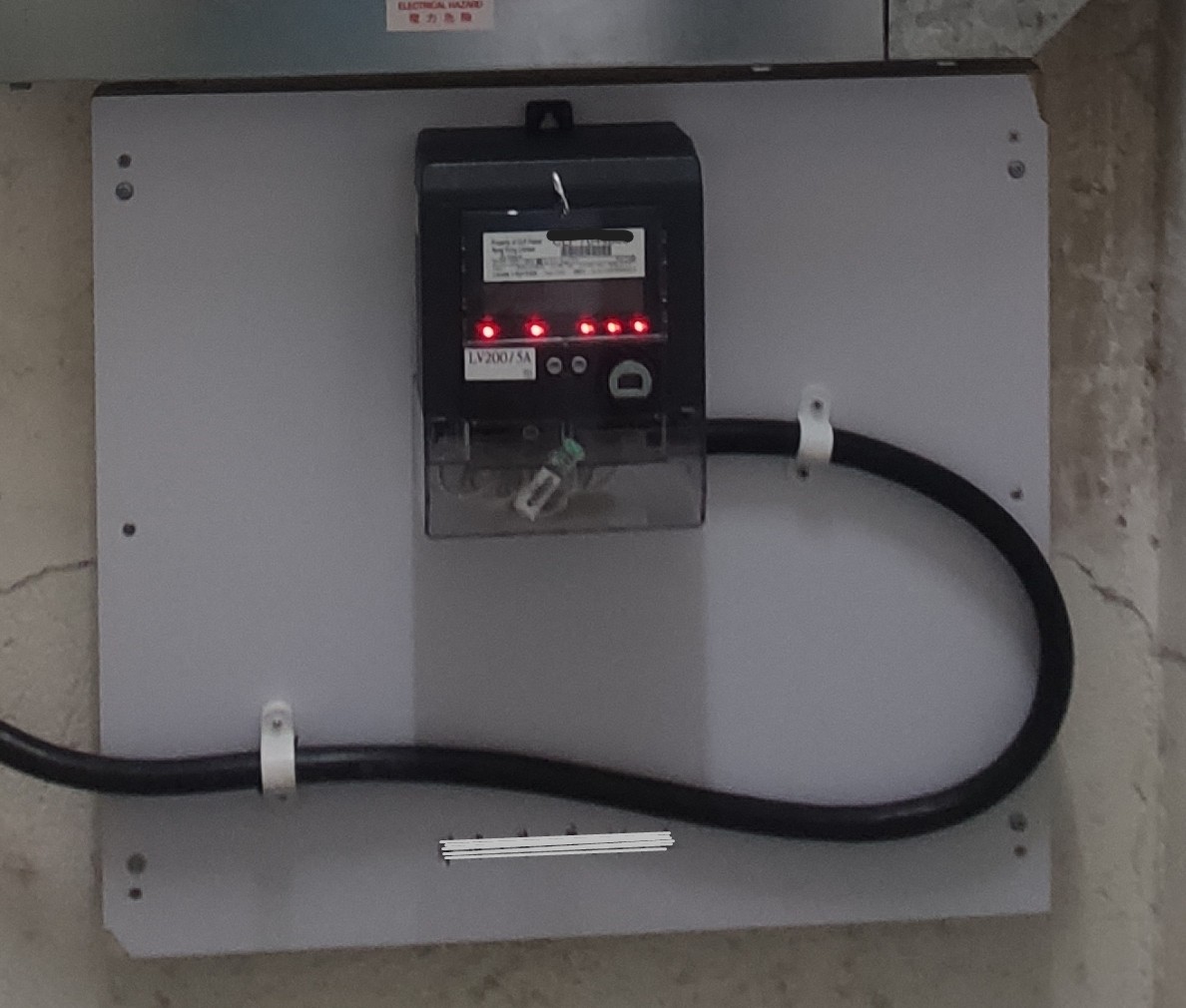 安裝於背板上的電表及相關接線